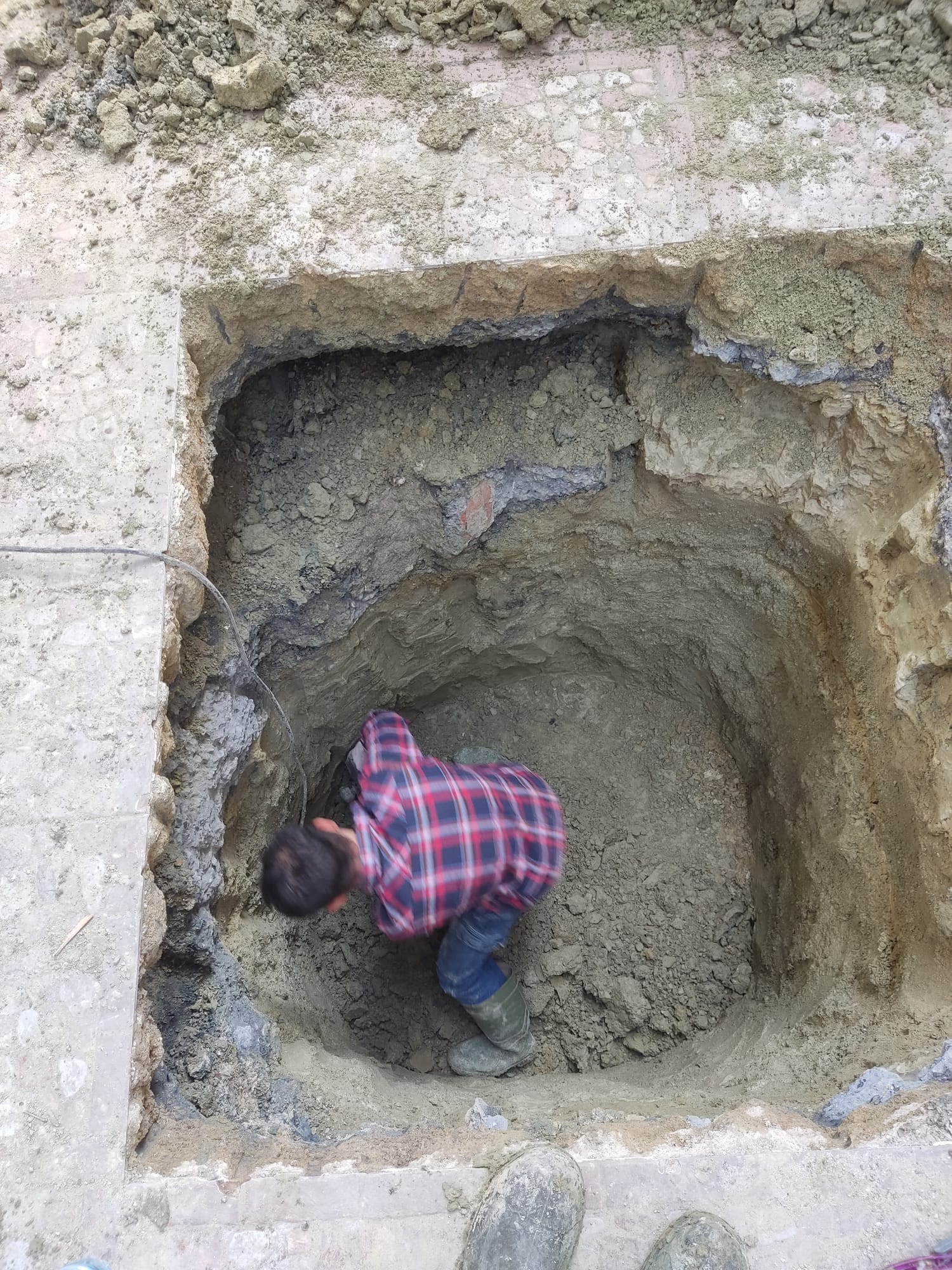 İstanbul’da tünel ve kuyu açma sırasında makineli kazı yapan ekip – altyapı çalışması