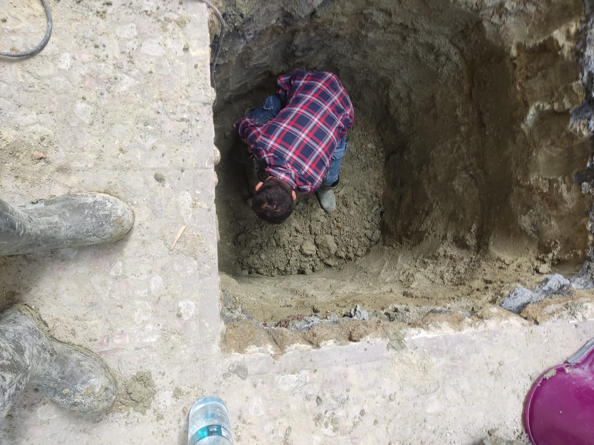 Yeraltı tünel ve kuyu açma işinde güvenlik iskelesi ve profesyonel ekip çalışması